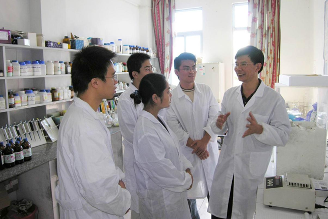 關(guān)雄與學(xué)生開展科學(xué)研究討論
