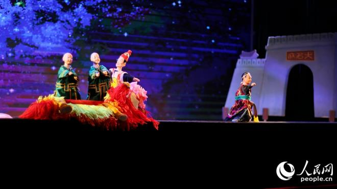 漳州布袋木偶戲經(jīng)典劇目《大名府》表演。人民網(wǎng) 李昌乾攝