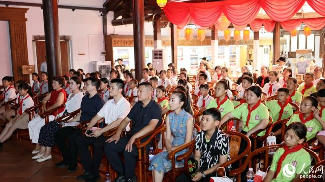 師生觀看漳州布袋木偶戲表演。人民網(wǎng) 李昌乾攝