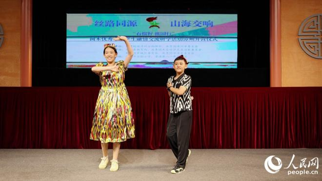 民族舞蹈《歡迎來(lái)我們的新疆》表演。人民網(wǎng) 李昌乾攝