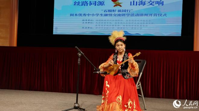 冬不拉表演。人民網(wǎng) 李昌乾攝