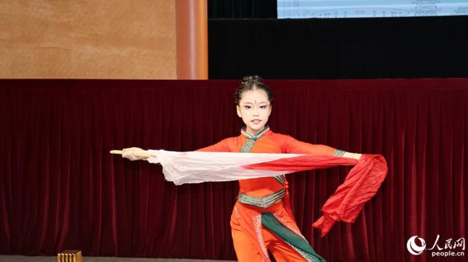獨(dú)舞《纏》表演。人民網(wǎng) 李昌乾攝