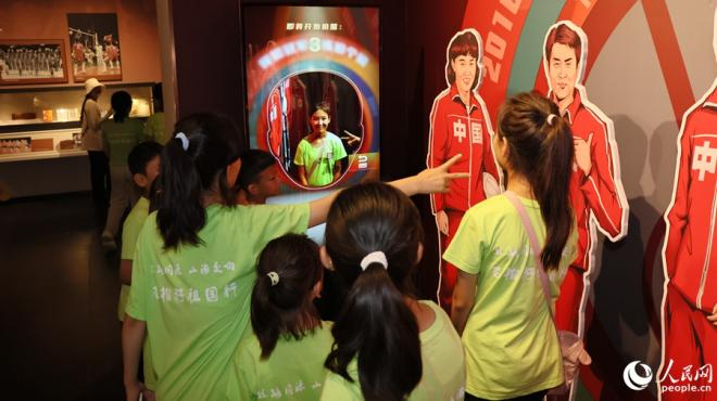 研學(xué)團(tuán)隊(duì)參觀漳州中國(guó)女排精神展示館。人民網(wǎng) 李昌乾攝