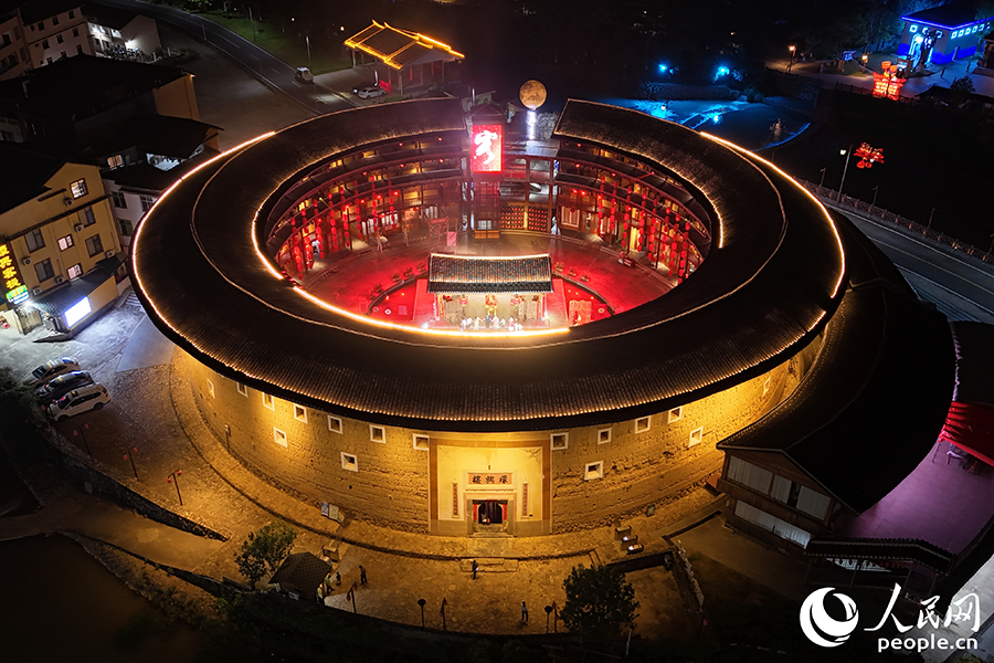 從高空俯瞰土樓夜色。人民網(wǎng) 李昌乾攝