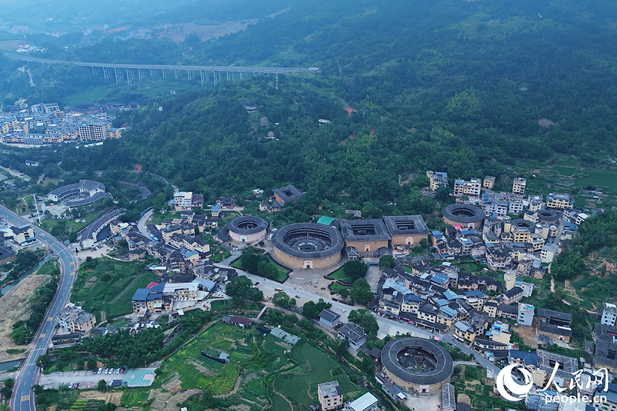 永定土樓位于群山之間，至今仍保持原始風(fēng)貌。人民網(wǎng) 李昌乾攝