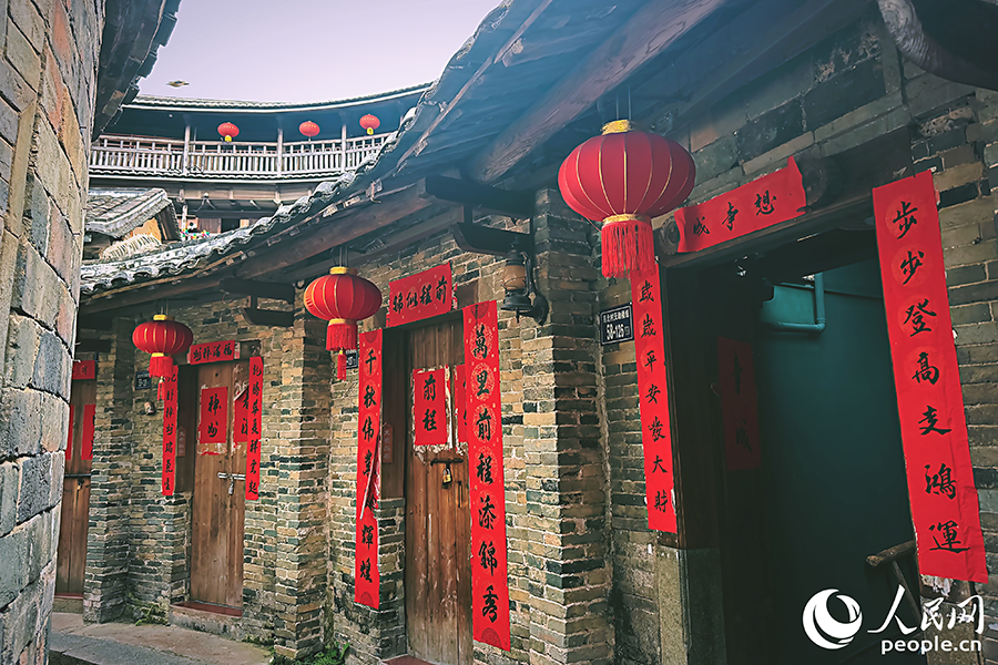 土樓內(nèi)，家家戶戶掛楹聯(lián)。人民網(wǎng) 李唯一攝