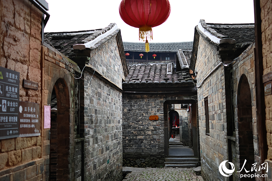 永定是世界文化遺產(chǎn)福建土樓的發(fā)源地和核心區(qū)，現(xiàn)有的古墻古巷已歷經(jīng)數(shù)百年。人民網(wǎng) 李昌乾攝