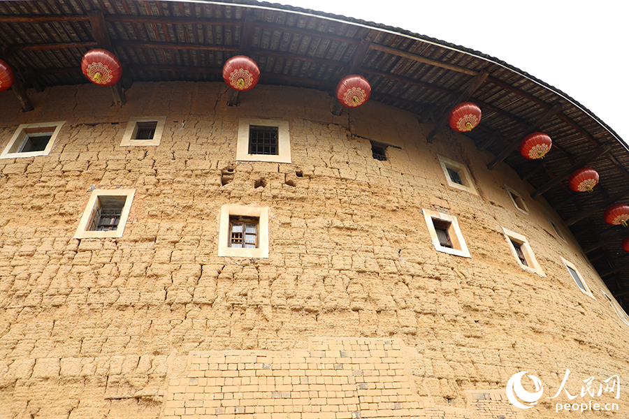 土樓外墻厚實(shí)，通常有1—2米，由土、沙石、竹木構(gòu)成，有防火抗震、冬暖夏涼、抵御外敵等功能。人民網(wǎng) 李唯一攝