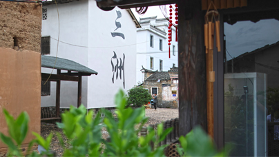 千年古村“讓”出好前景歷經(jīng)千年歲月的三洲村，青磚瓦片、飛檐翹角，漫步于此，鞋底輕觸被時(shí)光磨得發(fā)亮的青石板時(shí)，灶火炊煙與溫醇?xì)庀⒈沩樦访娴募y路洇了上來。