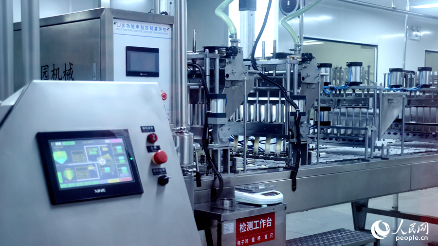 通過管道把制作糕點(diǎn)的原料注入模型。人民網(wǎng) 李昌乾攝