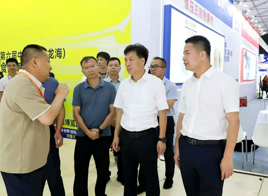 7月15日，葉毓（右二）、陳藝章（右一）帶隊檢查食博會籌備情況。龍海報道組供圖