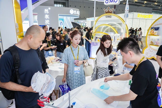 恒安集團展區(qū)吸引不少客商參觀