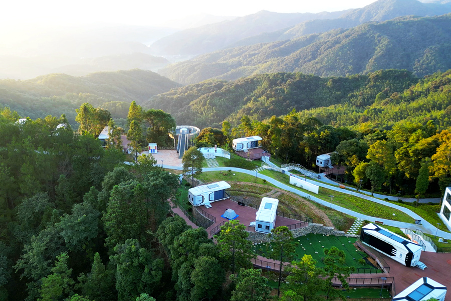 山頂?shù)?2棟“星空屋”，讓游客不僅能近距離觀賞珍稀鳥類，還能俯瞰云海，仰望星空。明溪縣融媒體中心供圖