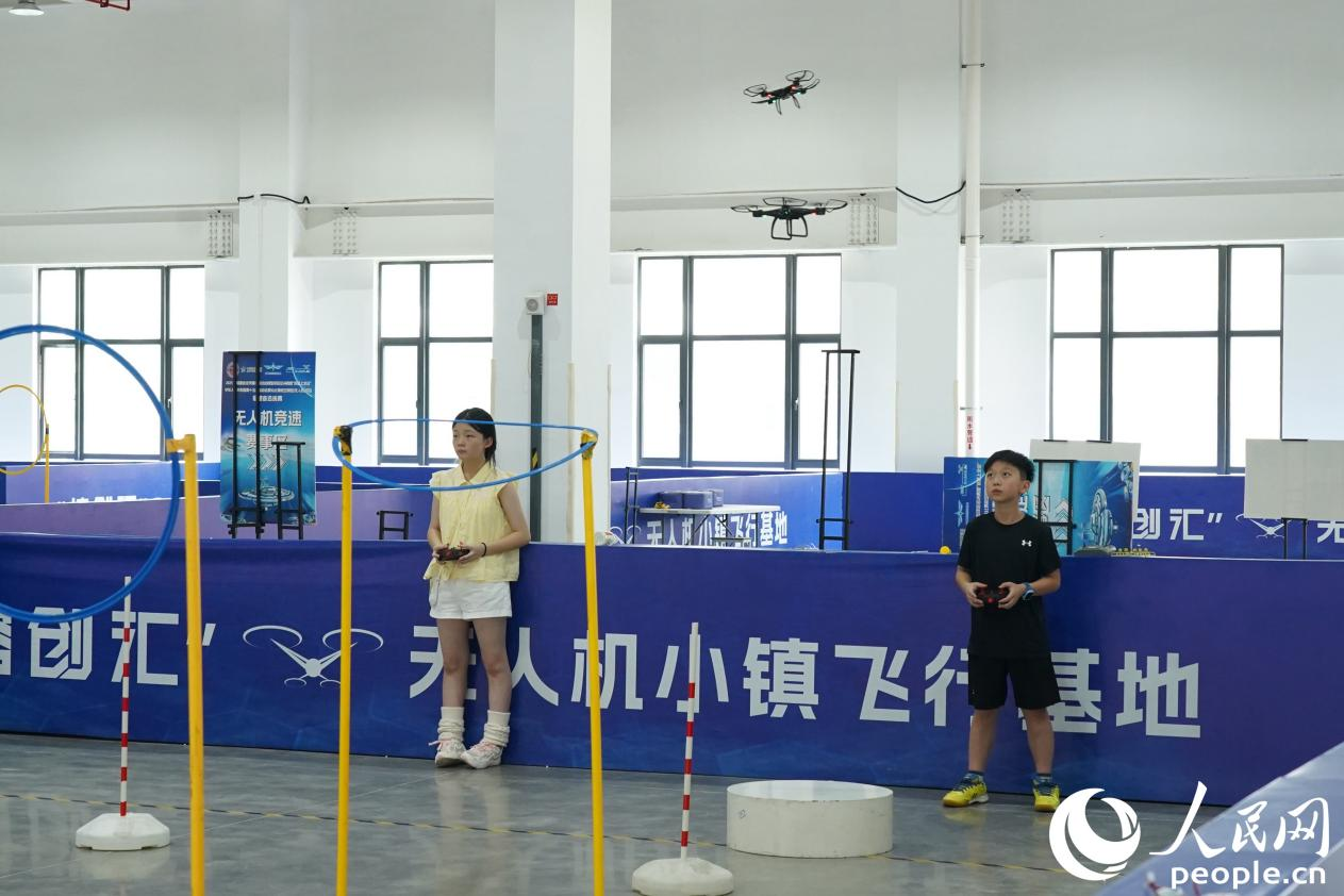 青少年學(xué)員在“榕創(chuàng)匯”無人機小鎮(zhèn)飛行基地訓(xùn)練。人民網(wǎng) 蘭志飛攝
