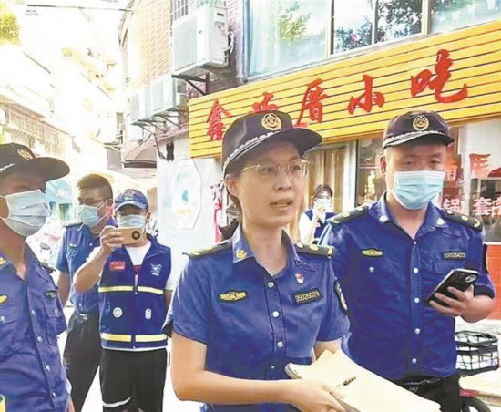 洪奕靈帶著執(zhí)法隊(duì)伍，守護(hù)市容秩序。受訪(fǎng)者供圖