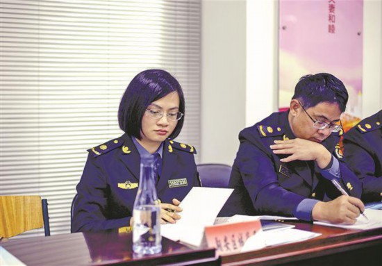 紀(jì)冬兒（左）以過(guò)硬專(zhuān)業(yè)能力解決棘手案件。受訪(fǎng)者供圖