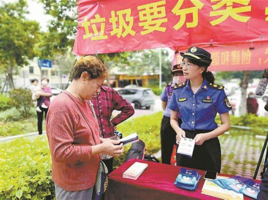 張燕（右）為市民講解垃圾分類(lèi)相關(guān)知識(shí)。受訪(fǎng)者供圖