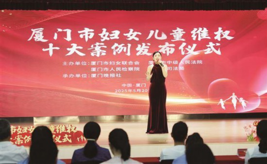 現(xiàn)場演唱表演。