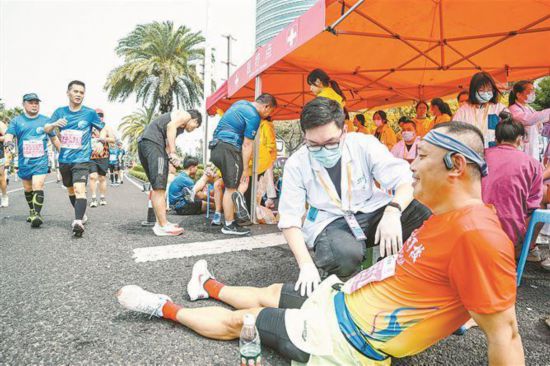 醫(yī)護(hù)志愿者為廈馬選手檢查身體。（資料圖）