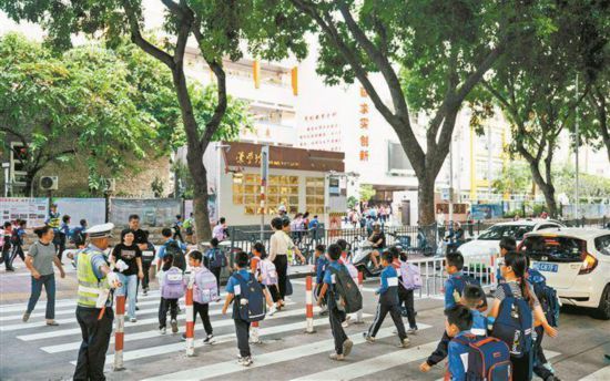 民警在金山小學門口維持交通秩序。記者 林銘鴻攝