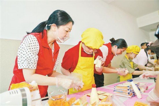 志愿者在廈門市福利院陪孩子們制作糕點。記者 黃嶸攝