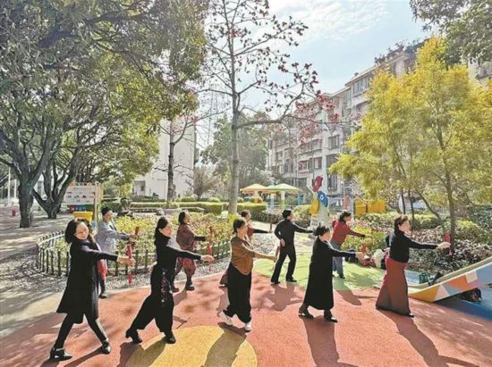 老舊小區(qū)改造后舊貌換新顏。