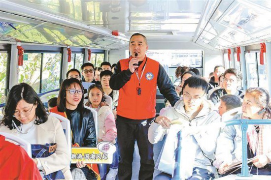 市民乘坐文明實踐主題巴士，在“思明 文明學(xué)習(xí)時間”志愿宣講團(tuán)成員的帶領(lǐng)下，打卡思明區(qū)新時代文明實踐帶。