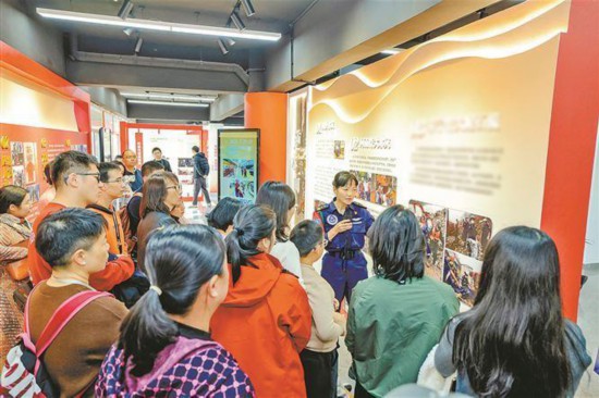 思明區(qū)打造廈門市首個全國道德模范館。圖為全國道德模范陳素珍介紹事跡。