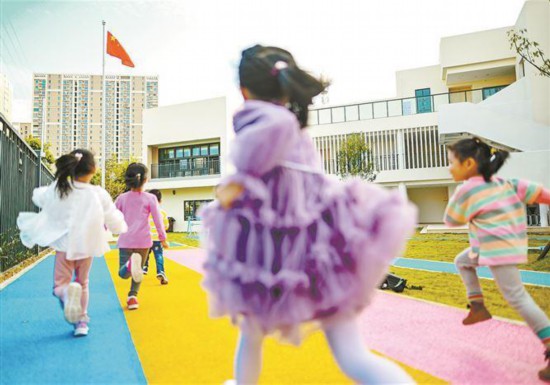 精神文明建設(shè)正在湖里區(qū)出現(xiàn)聚變效應(yīng)。圖為位于湖里的禾穆實(shí)驗(yàn)幼兒園組織孩子們開展戶外活動(dòng)。記者 林銘鴻攝