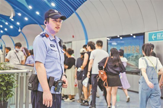 廈門市舉辦演唱會期間，在公安力量的引導下，游客文明有序乘車。記者 盧劍豪攝