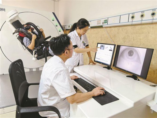 張健莉（右一）與林瑞典使用眩暈治療系統(tǒng)為患者治療。廈門市第五醫(yī)院供圖