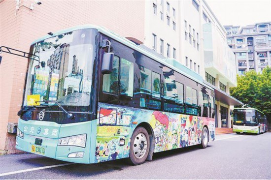 “鷺島國(guó)防 青春守護(hù)”主題公交車(chē)。湖里區(qū)委宣傳部供圖