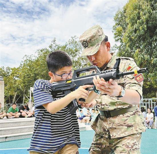 “鷺島老兵”社區(qū)少年軍校日前走進(jìn)湖里區(qū)禾盛社區(qū)。湖里區(qū)委宣傳部供圖