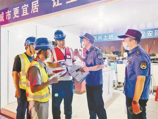執(zhí)法人員前往工地，宣傳《中華人民共和國噪聲污染防治法》。廈門市執(zhí)法局供圖