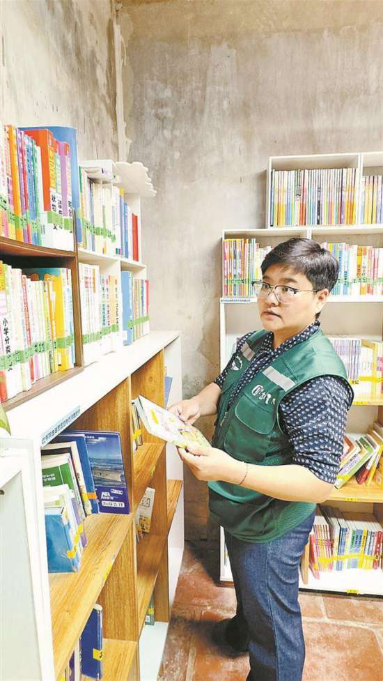崔麗在圖書館整理圖書。記者 莊筱婧攝