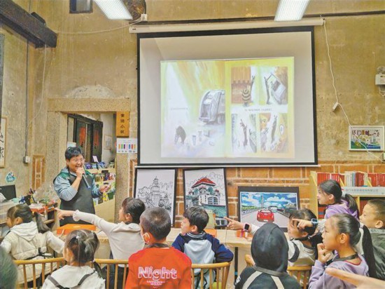崔麗為孩子們講解繪本。受訪者供圖