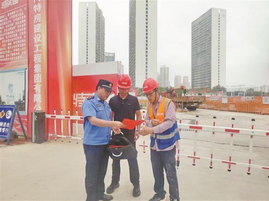 城管執(zhí)法隊員以普法宣傳為切入點，引導施工方配合噪聲管控工作。廈門城管供圖