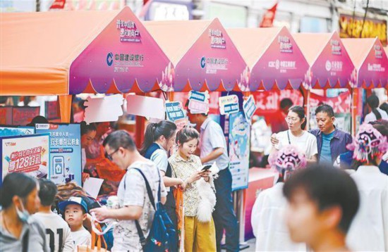 廈門建行走進(jìn)中山路等商圈，依托數(shù)字金融產(chǎn)品，開展促消費(fèi)活動，助力商圈經(jīng)濟(jì)發(fā)展。記者 林銘鴻攝