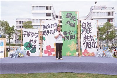全國殘疾人工作先進(jìn)集體寧德市藍(lán)絲帶助殘幫扶中心負(fù)責(zé)人在陽光助殘嘉年華現(xiàn)場宣講第七次全國自強(qiáng)模范暨助殘先進(jìn)表彰大會精神
