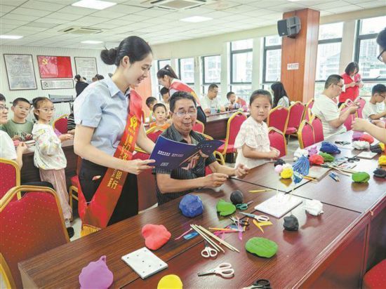 廈門(mén)農(nóng)商銀行組織形式多樣的宣傳活動(dòng)，為市民普及金融知識(shí)。廈門(mén)農(nóng)商銀行供圖