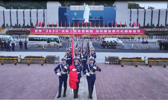 三坊七巷消防救援站指戰(zhàn)員護(hù)送國旗前往旗臺。