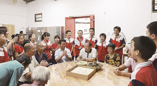 沙溪鄉(xiāng)梓口坊村學生為老人過集體生日