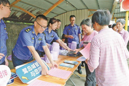 廈門市執(zhí)法局開展“踐行四下基層，弘揚(yáng)雷鋒精神”主題黨日活動(dòng)。