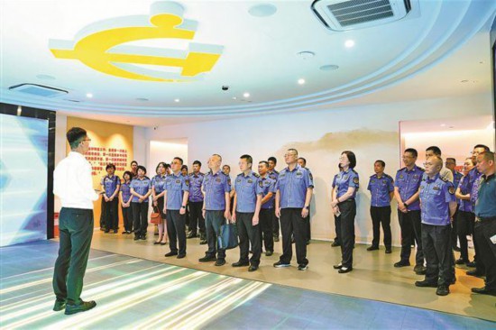 廈門市執(zhí)法局組織黨員干部參觀廈門市委黨?！皩W(xué)習(xí)之路”主題課堂。