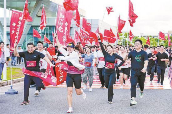 天馬顯示科技黨委堅(jiān)持“黨建帶團(tuán)建、黨建帶工建”。圖為天馬顯示科技為慶祝“七一”舉辦“環(huán)廠跑”活動(dòng)。企業(yè)供圖