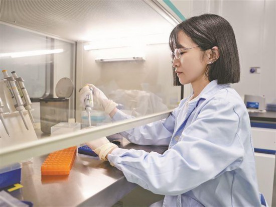 在致善生物，黨員帶頭打造“冠軍產(chǎn)品”。圖為致善生物的黨員在PCR配液間內(nèi)配制溶液。記者 盧劍豪攝