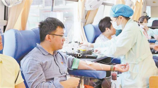 廈門自貿(mào)片區(qū)黨組組織黨員參加獻血活動。廈門自貿(mào)片區(qū)供圖