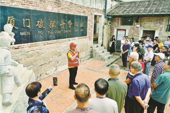 “鷺島銀領(lǐng)”宣講員李旭鳴在廈門破獄斗爭舊址開展傳承紅色基因主題宣講。