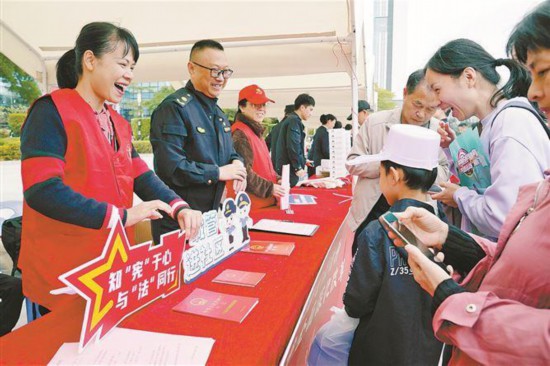 黨員干部開展普法宣傳。