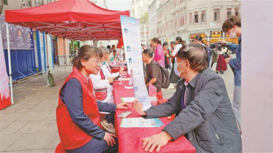廈門律師“鳳凰花”公益法律服務(wù)銀輝志愿服務(wù)隊為群眾提供義務(wù)法律咨詢。